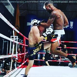 Joelhada voadora Muay Thai, Muay Thai Araucaria, campeao de muay thai profisional